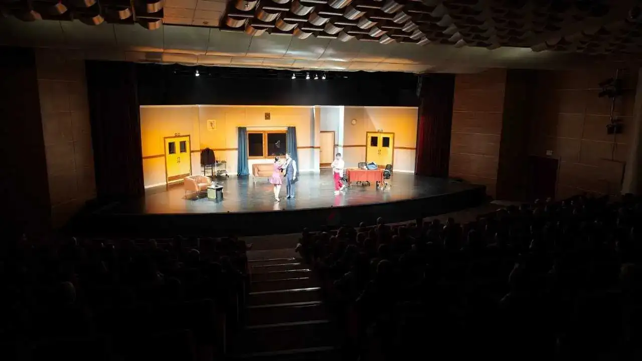 Kepez Sahnesinde Kahkaha Tufanı: “Kaç Baba Kaç” Kapalı Gişe! 1